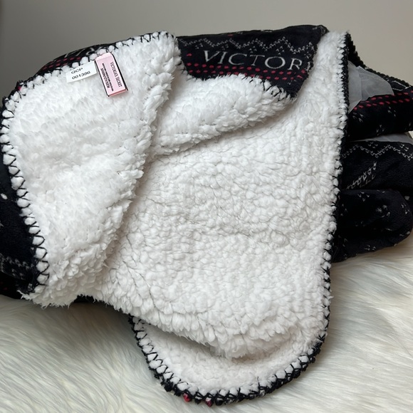 NWT Victoria’s Secret Sherpa Plush Fleece Blanket Black & White 50” x 60” - Picture 6 of 8